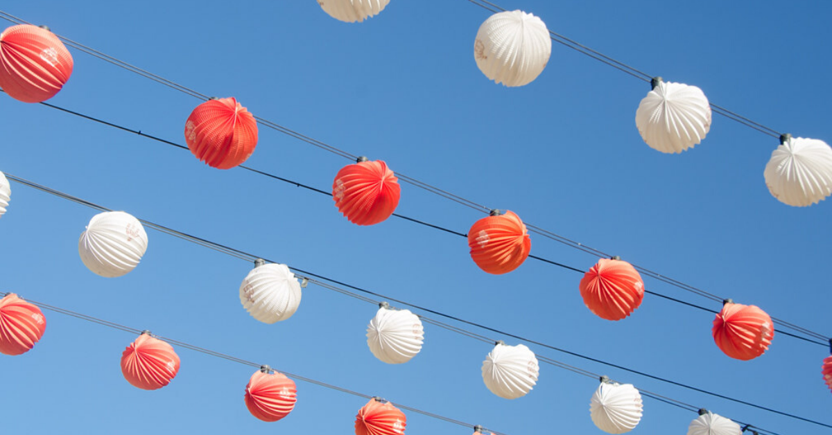 Un cielo de farolillos de la Feria de Abril de Sevilla Farolillos de la Feria de Abril de Sevilla