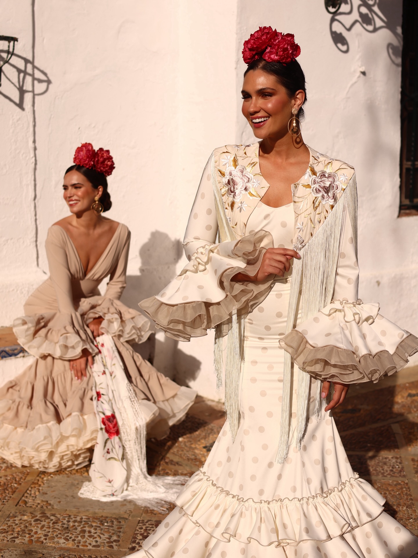 Detalle de trajes de flamenca de mujer en tienda