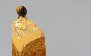 cómo ponerse el mantoncillo de flamenca